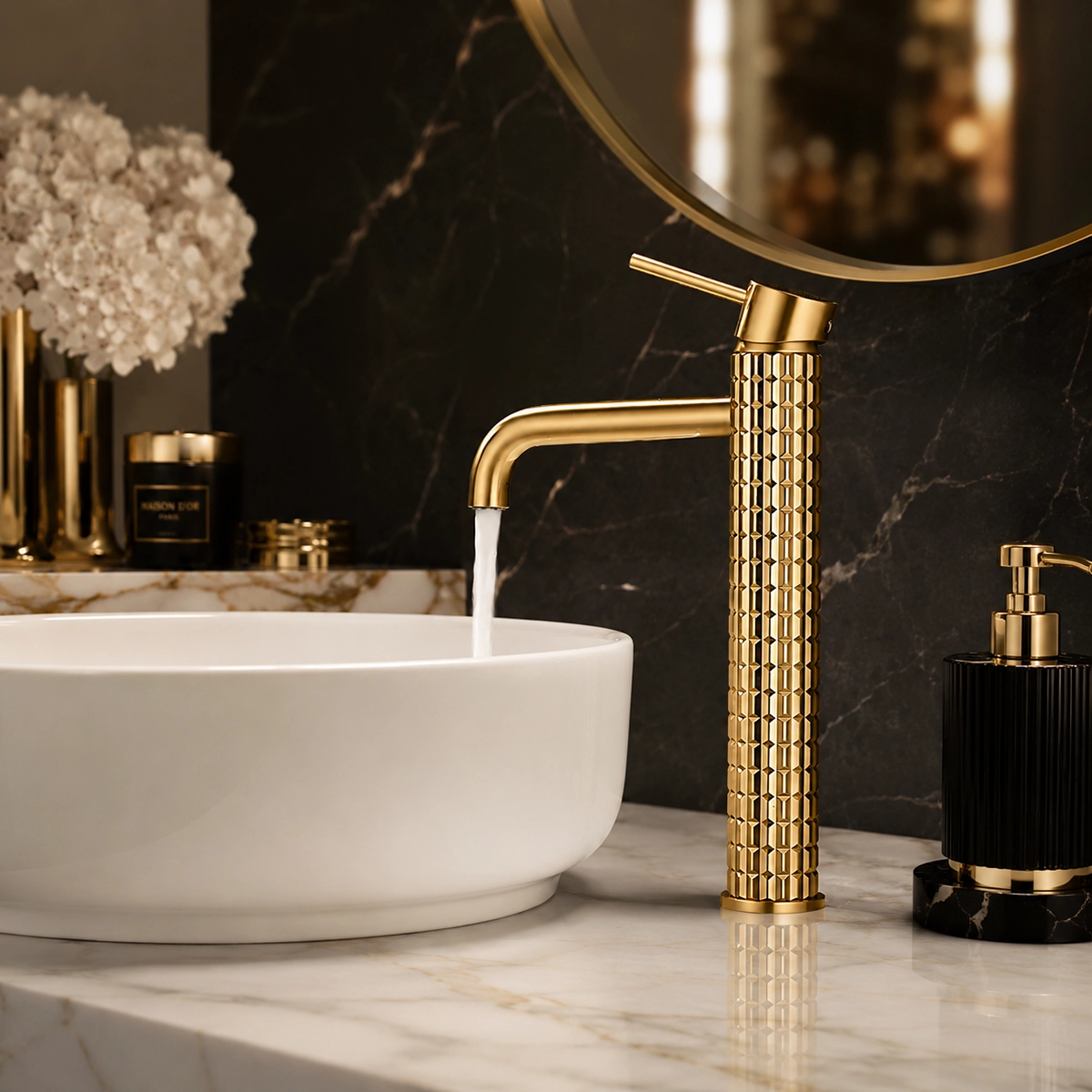 Détail mitigeur lavabo vasque doré